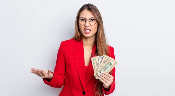 Mujer Bonita Asiática Mirando Enojado Molesto Frustrado Concepto Negocio Billetes — Foto de Stock