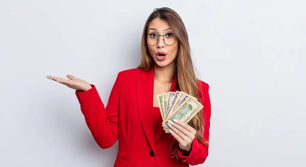 Mujer Bonita Asiática Mirando Sorprendida Conmocionada Con Mandíbula Caída Sosteniendo —  Fotos de Stock