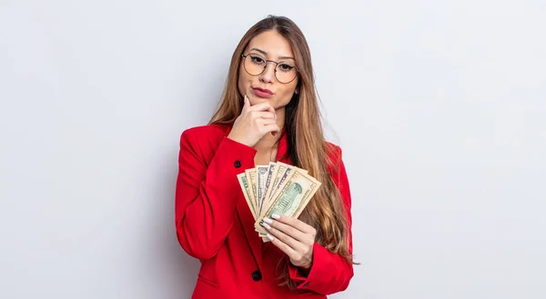 Mujer Bonita Asiática Pensando Sintiéndose Dudosa Confundida Concepto Negocio Billetes —  Fotos de Stock