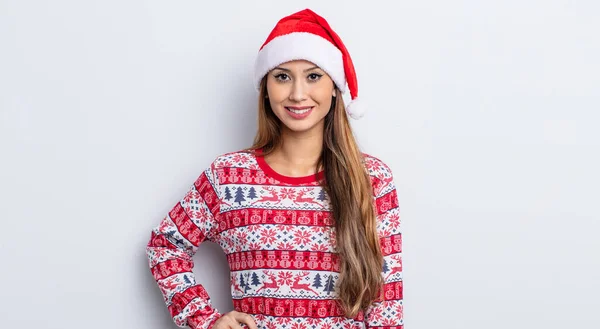 Ázsiai Csinos Mosolyog Boldogan Kezét Csípő Magabiztos Karácsonyi Koncepció — Stock Fotó