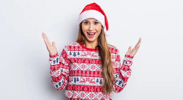 Asiatische Hübsche Frau Glücklich Und Erstaunt Über Etwas Unglaubliches Weihnachtskonzept — Stockfoto