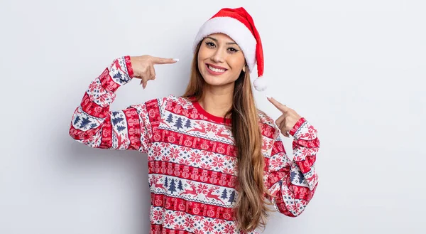 Mujer Bonita Asiática Sonriendo Con Confianza Señalando Propia Sonrisa Amplia — Foto de Stock