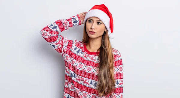 Asiatic Pretty Woman Feeling Puzzled Confused Scratching Head Christmas Concept — Stock Photo, Image