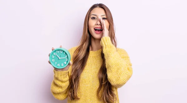 アジア系の可愛い女性は幸せを感じ口の横で大きな声を出す 目覚まし時計のコンセプト — ストック写真