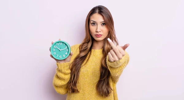 Mulher Bonita Asiática Sentindo Raiva Irritado Rebelde Agressivo Conceito Despertador — Fotografia de Stock