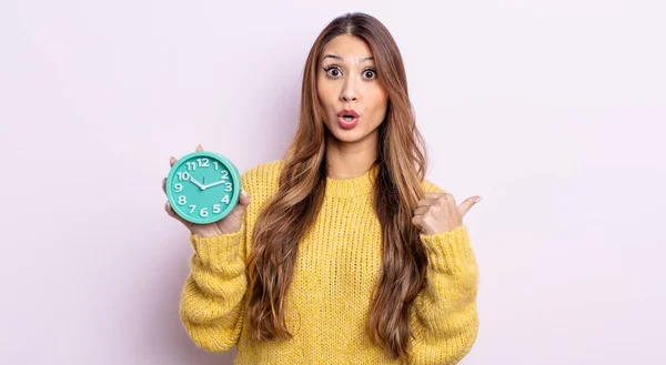 Asiatic Pretty Woman Looking Astonished Disbelief Alarm Clock Concept — Stock Photo, Image