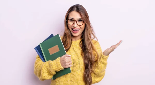 Mujer Bonita Asiática Sintiéndose Feliz Asombrada Por Algo Increíble Concepto —  Fotos de Stock