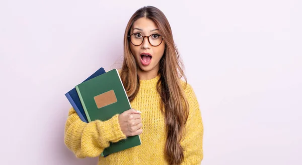 Mujer Bonita Asiática Mirando Muy Sorprendido Sorprendido Concepto Estudiante —  Fotos de Stock