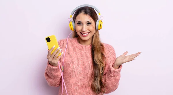 Mujer Bonita Asiática Sintiéndose Feliz Asombrada Por Algo Increíble Auriculares —  Fotos de Stock