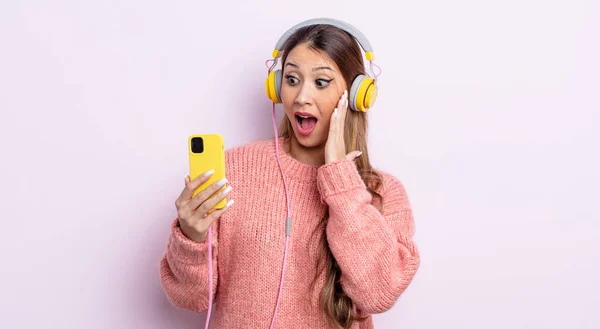 Asyalı Güzel Kadın Mutlu Heyecanlı Şaşırmış Hissediyor Kulaklıklar Telefon Konsepti — Stok fotoğraf