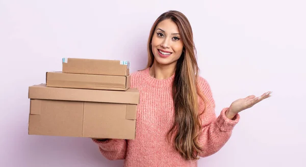 Asiatic Pretty Woman Feeling Happy Astonished Something Unbelievable Storage Boxes — Stock Photo, Image