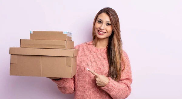 Asiatic Pretty Woman Smiling Cheerfully Feeling Happy Pointing Side Storage — Stock Photo, Image
