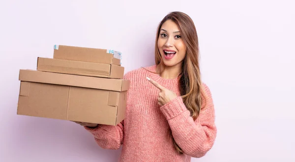 Asiatic Pretty Woman Looking Excited Surprised Pointing Side Storage Boxes — Stock Photo, Image