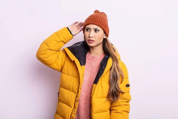 Mujer Bonita Asiática Sintiéndose Perpleja Confundida Rascándose Cabeza Concepto Invierno —  Fotos de Stock