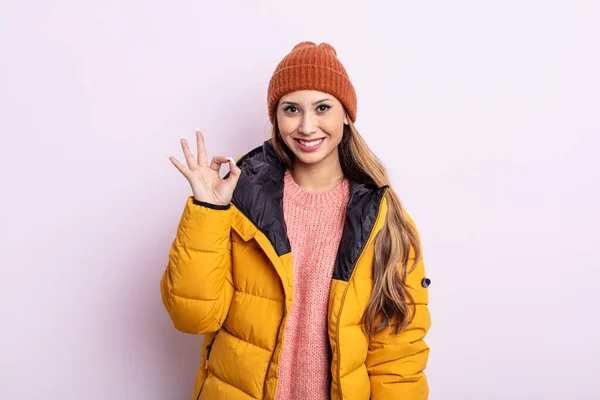 Asiatic Pretty Woman Feeling Happy Showing Approval Okay Gesture Winter — Stock Photo, Image
