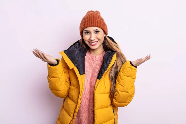 Asiatische Hübsche Frau Glücklich Und Erstaunt Über Etwas Unglaubliches Winterkonzept — Stockfoto