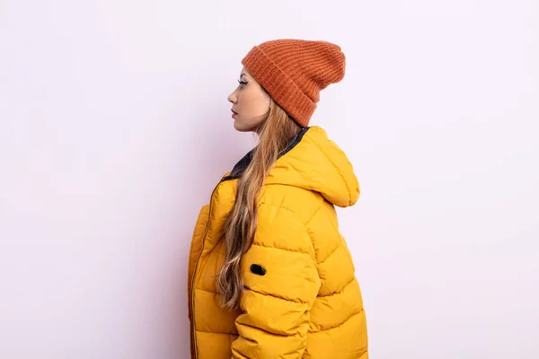 Asiatische Mooie Vrouw Profiel Bekijk Denken Verbeelden Dagdromen Winter Concept — Stockfoto