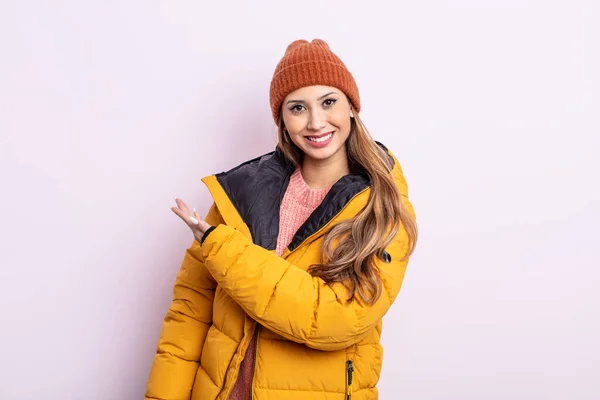 Mujer Bonita Asiática Sonriendo Alegremente Sintiéndose Feliz Mostrando Concepto Concepto — Foto de Stock