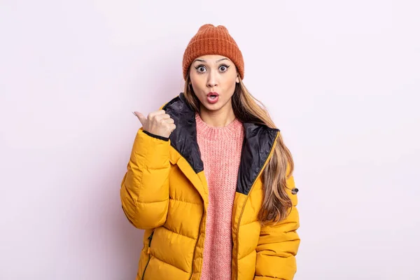 Asiatic Pretty Woman Looking Astonished Disbelief Winter Concept — Stock Photo, Image
