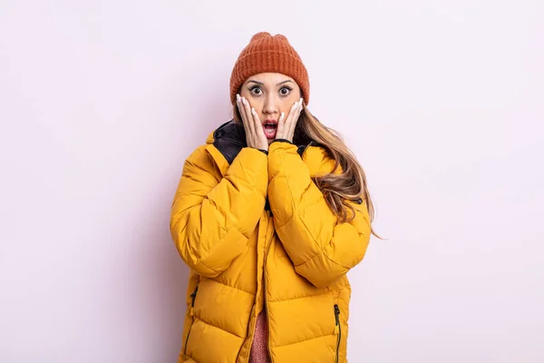 Mujer Bonita Asiática Sintiéndose Conmocionada Asustada Concepto Invierno —  Fotos de Stock