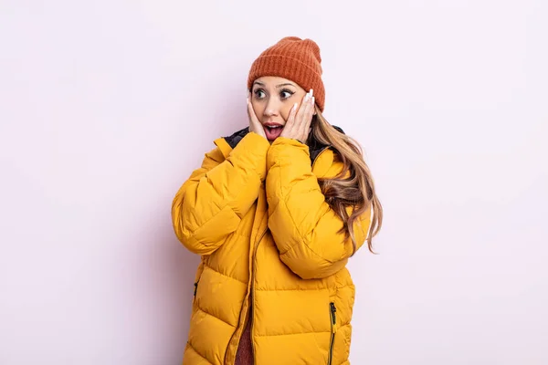 Mulher Bonita Asiática Sentindo Feliz Animado Surpreso Conceito Inverno — Fotografia de Stock