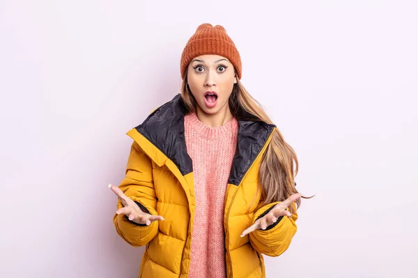 Asiatic Pretty Woman Feeling Extremely Shocked Surprised Winter Concept — Stock Photo, Image