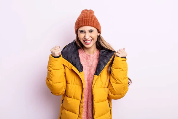 Mujer Bonita Asiática Gritando Agresivamente Con Una Expresión Enojada Concepto —  Fotos de Stock