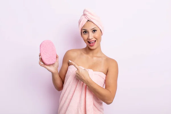 Asiatic Pretty Woman Looking Excited Surprised Pointing Side Bathrobe Sponge — Stock Photo, Image