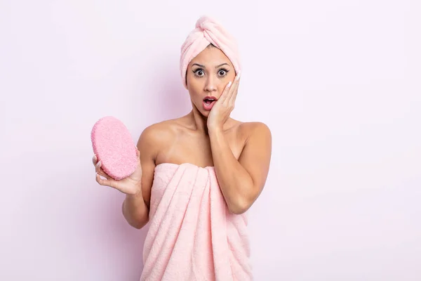 Mulher Bonita Asiática Sentindo Chocada Assustada Conceito Roupão Banho Esponja — Fotografia de Stock