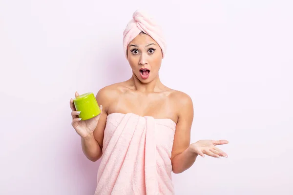 Asiatic Pretty Woman Feeling Extremely Shocked Surprised Hair Mask Care — Stock Photo, Image