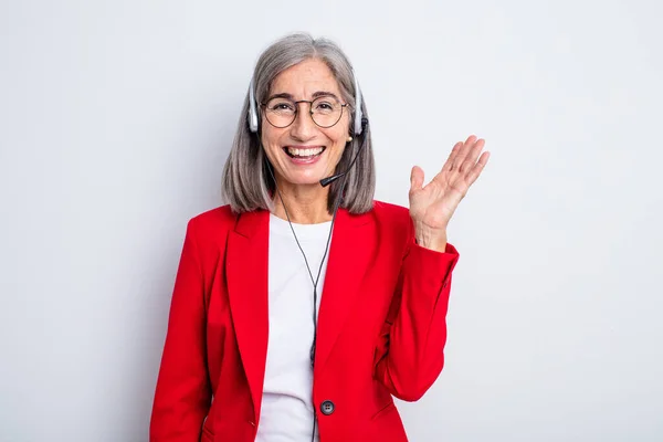 Senior Vacker Kvinna Känner Sig Glad Förvånad Över Att Inse — Stockfoto