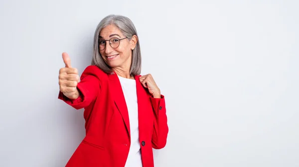 Mulher Bonita Sênior Sentindo Orgulhoso Sorrindo Positivamente Com Polegares Para — Fotografia de Stock