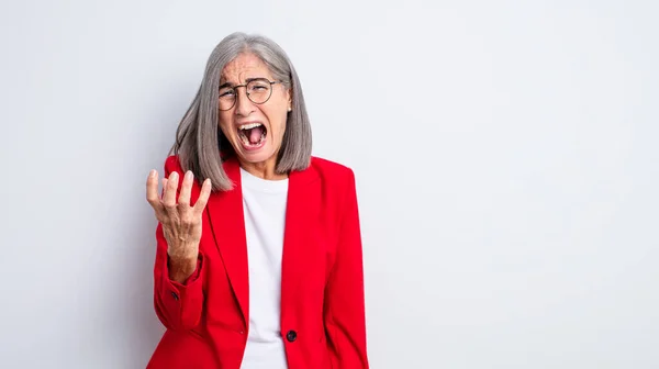Starsza Piękna Kobieta Wygląda Wściekłą Wkurzoną Sfrustrowaną Koncepcja Kobiety Biznesu — Zdjęcie stockowe