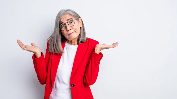 Senior Vacker Kvinna Känner Sig Förbryllad Och Förvirrad Och Tvivlande — Stockfoto