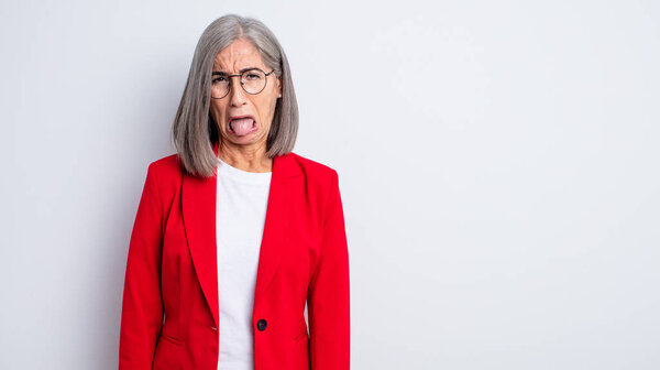 старшеклассница чувствует отвращение, раздражение и высунутый язык. Концепция деловой женщины