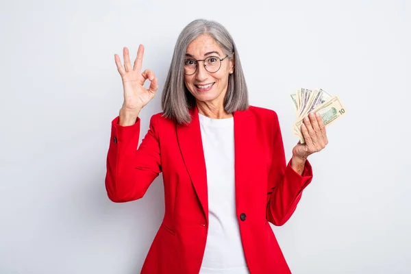 Mayor Bonita Mujer Sintiéndose Feliz Mostrando Aprobación Con Buen Gesto — Foto de Stock