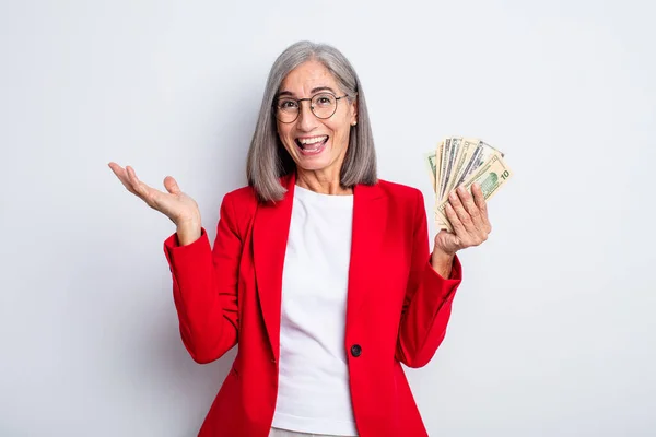 Senior Vacker Kvinna Känner Sig Lycklig Och Förvånad Över Något — Stockfoto