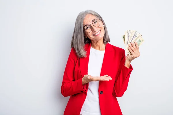 Anciana Bonita Mujer Sonriendo Alegremente Sintiéndose Feliz Mostrando Concepto Concepto — Foto de Stock