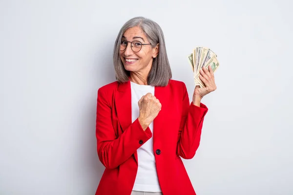 Anciana Bonita Mujer Sintiéndose Feliz Enfrentándose Desafío Celebración Concepto Negocio — Foto de Stock