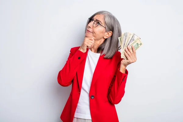 Anciana Bonita Mujer Pensando Sintiéndose Dudosa Confundida Concepto Negocio Billetes — Foto de Stock