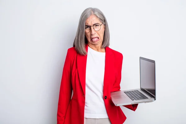 Yaşlı Güzel Bir Kadın Iğreniyor Sinirleniyor Dilini Çıkarıyor Dizüstü Bilgisayar — Stok fotoğraf