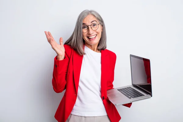 年长的漂亮女人感到快乐 惊讶地发现了一个解决方案或主意 业务和手提电脑概念 — 图库照片