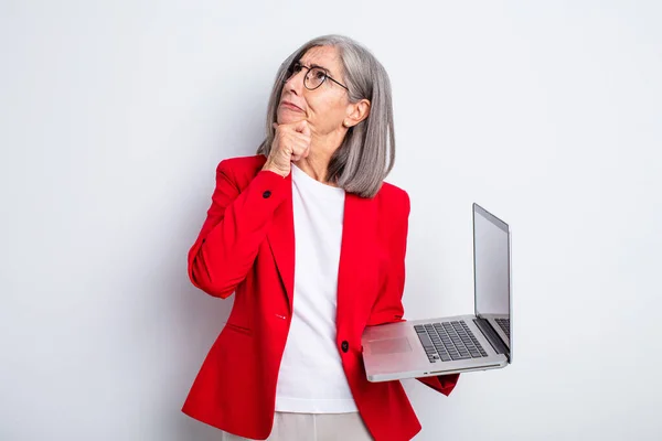 Düşünen Kuşkucu Kafası Karışık Yaşlı Güzel Bir Kadın Dizüstü Bilgisayar — Stok fotoğraf