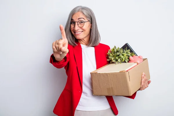 Senhora Bonita Sênior Sorrindo Olhando Amigável Mostrando Número Conceito Despedimento — Fotografia de Stock