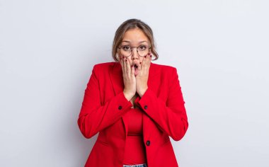 İspanyol güzel kadın şok olmuş ve korkmuş hissediyor. İş kadını hemfikir.