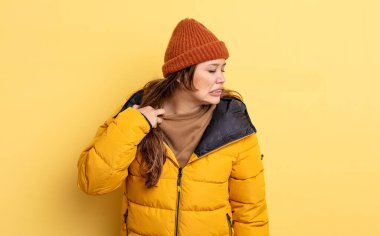 İspanyol güzel kadın stresli, endişeli, yorgun ve hayal kırıklığına uğramış hissediyor. Kış giysileri