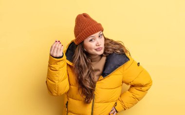 İspanyol güzel kadın kapiş ya da para hareketi yapıp sana ödemeni söylüyor. Kış giysileri