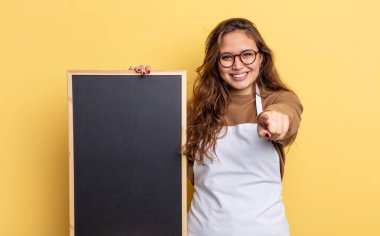 İspanyol asıllı güzel bir kadın kamerayı işaret ederek seni seçiyor. Tahta kopyalama alanı kavramı
