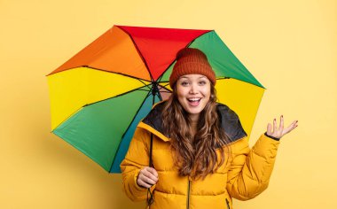 İspanyol güzel kadın kendini mutlu hissediyor, bir çözüm ya da fikir bulduğuna şaşırıyor. şemsiye kavramı