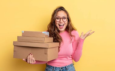 İspanyol güzel kadın kendini mutlu hissediyor ve inanılmaz bir şeye hayret ediyor. depolama kavramı